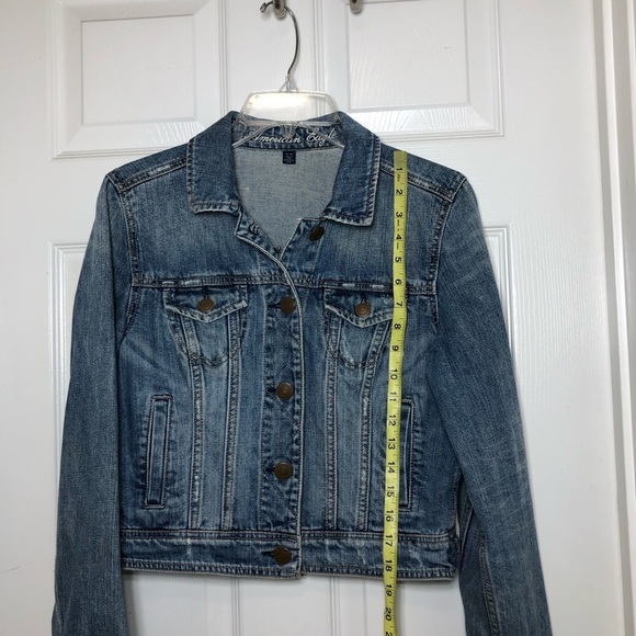 AEO Cotton Medium Blue Wash Distressed Pockets Button Down Cropped Jean Jacket M - Picture 8 of 15